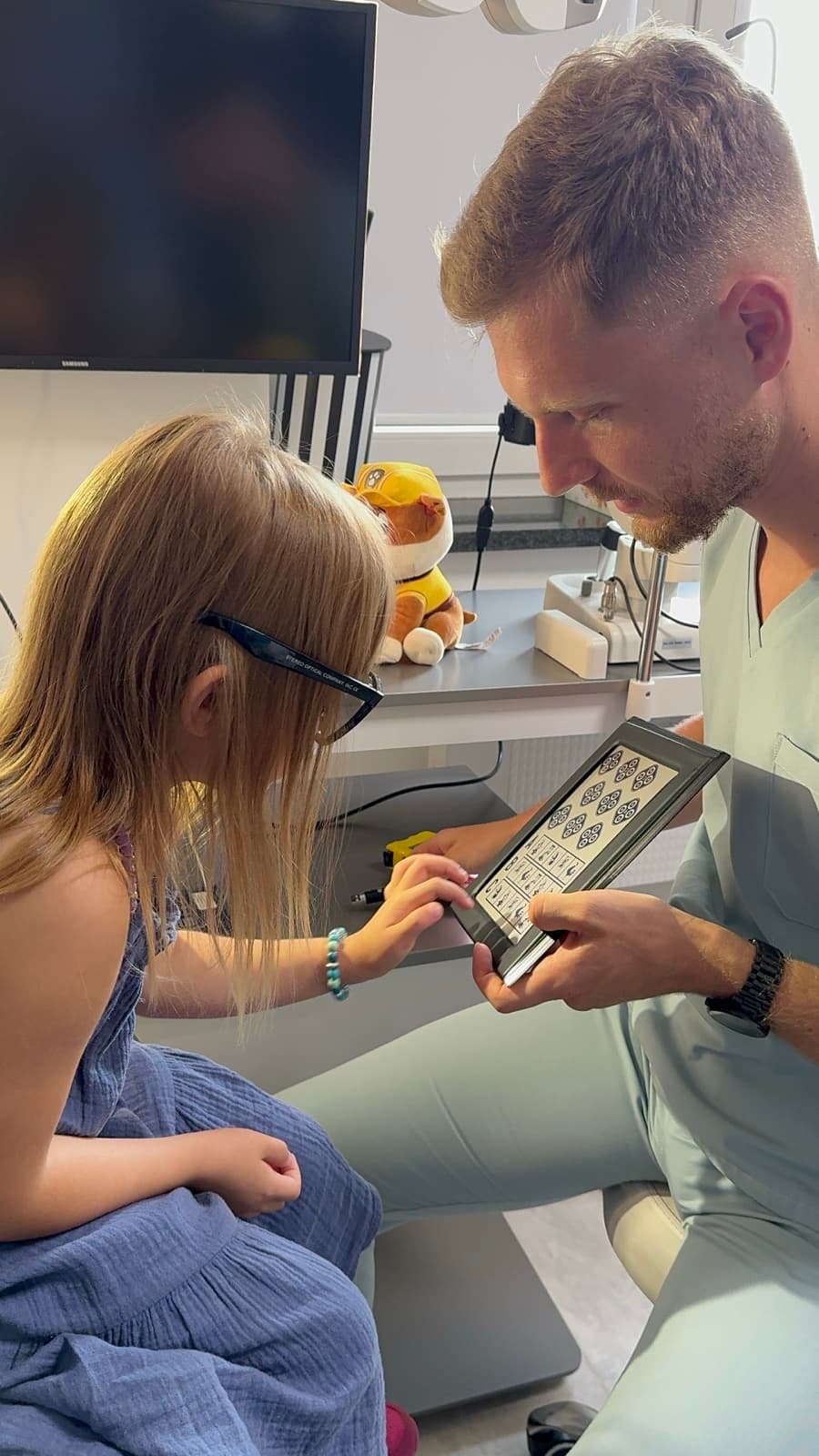Badanie wzroku dziecka w gabinecie Dobry Optometrysta